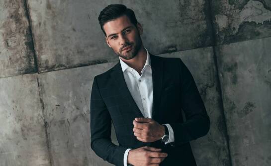 Szary męski garnitur w nowoczesnym wydaniu – co go wyróżnia?