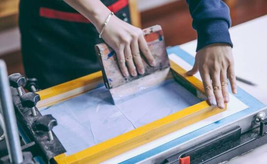 Smycze z sublimacyjnym nadrukiem – jak tworzyć przyciągające wzory?