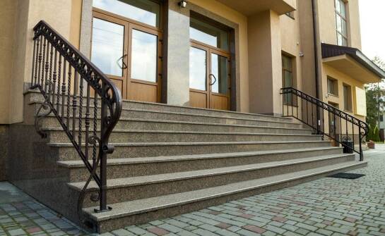 Bezpieczeństwo użytkowania piaskowcowych schodów – co warto wiedzieć?