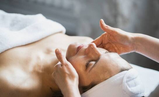 Mioplastyczny masaż twarzy: techniki i korzyści dla dojrzałej skóry