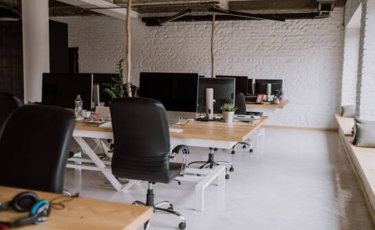 Jakie biurowe akcesoria zwiększają ergonomię miejsca pracy?