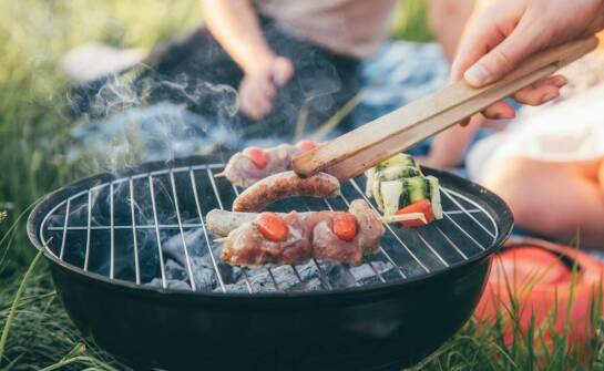 Jakie są najważniejsze zalety korzystania z węglowego grilla Weber?