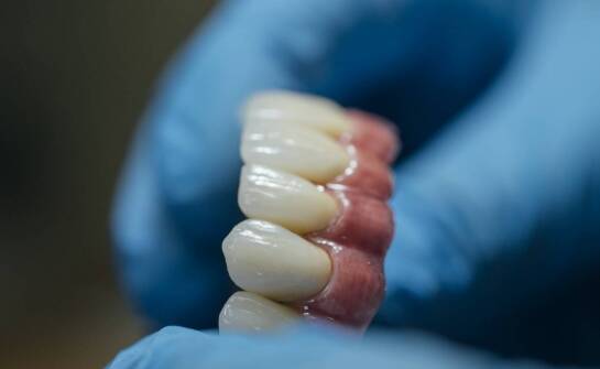 Jak stomatologiczna protetyka zapobiega zgryzowym zaburzeniom?