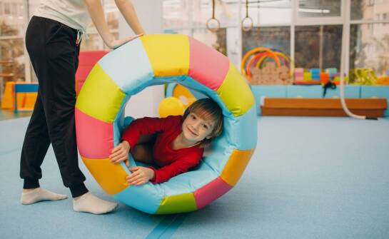 Rehabilitacja na basenie: jakie korzyści przynosi metoda Halliwick dla dzieci z autyzmem?