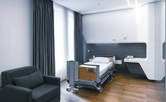 Czy warto inwestować w stolik dla chorego do łóżka podczas rehabilitacji?