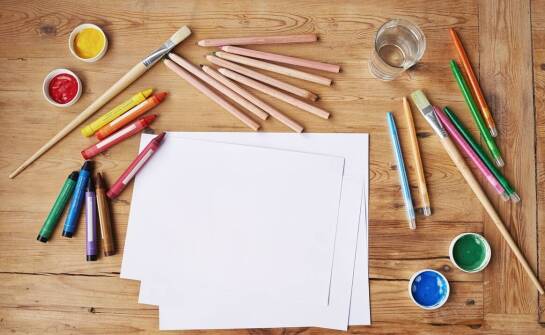 Zalety stojaka Montessori na kredki w organizacji przestrzeni dziecka