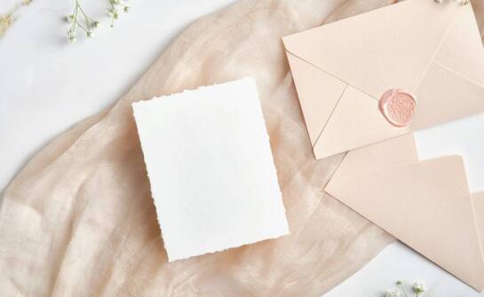 Jakie elementy personalizacji można zastosować na pierwszej stronie w książce?