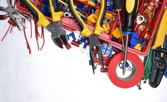 Jakie czynniki wpływają na wybór odpowiednich materiałów do instalacji elektrycznych?