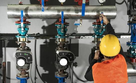 Montaż pompy 12 kW w istniejących systemach grzewczych – co warto rozważyć?