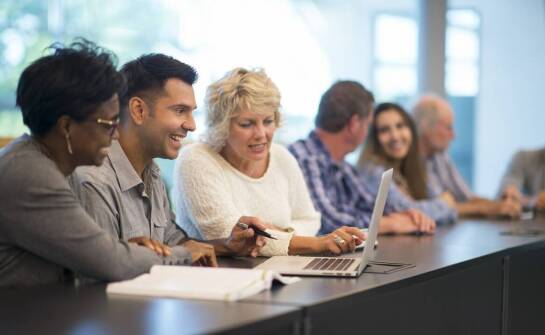 Jak rekrutacja na podyplomowe studia bez egzaminów ułatwia zdobycie nowych kwalifikacji?