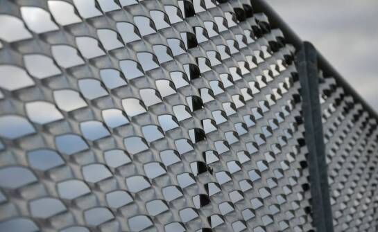 Wpływ różnorodności materiałów na właściwości perforowanych blach