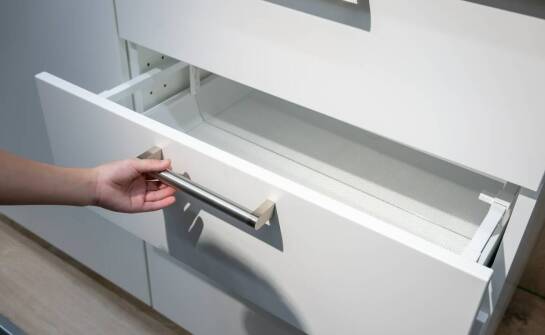 Innowacje w meblarstwie: jak servo drive zmienia sposób otwierania szuflad?