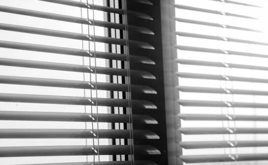 Jakie czynniki brać pod uwagę przy wyborze żaluzji okiennych?