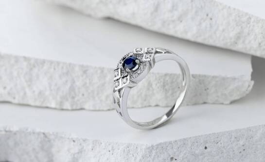 Pierścionki z bursztynem jako wyjątkowy element ślubnej stylizacji