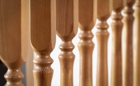 Drewniane balustrady a tradycyjne wzornictwo – jak połączyć klasykę z nowoczesnością?