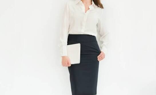 Biurowe stylizacje z białym kardiganem na guziki