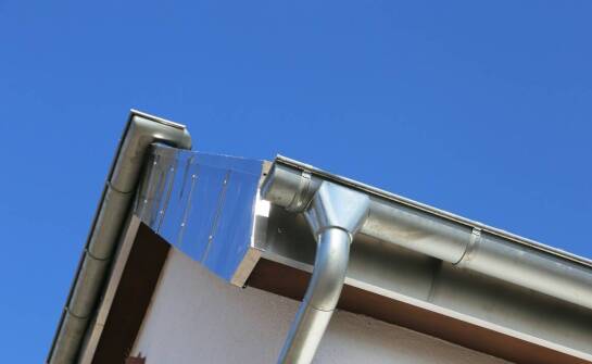 Rynny dachowe – co decyduje o ich skuteczności w odprowadzaniu wody?
