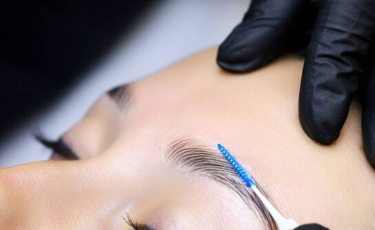 Regulacja brwi jako część kompleksowej oferty kosmetycznej w instytucie