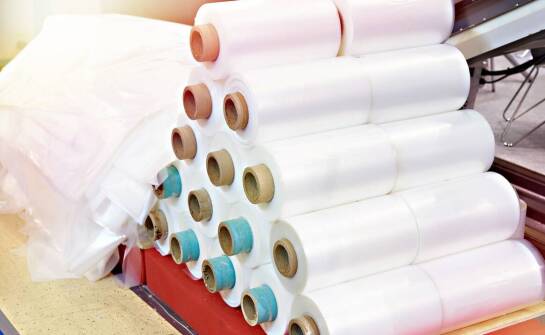 Dlaczego folia stretch jest kluczowym elementem do zabezpieczania palet?