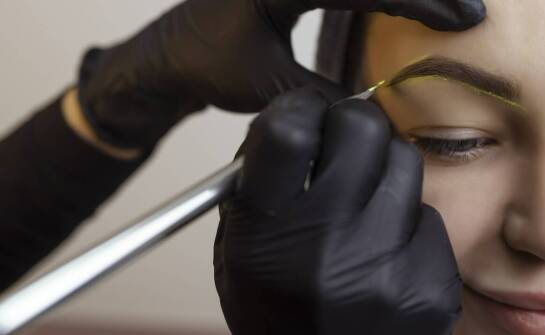 Dlaczego coraz więcej osób wybiera mikropigmentację skóry głowy?