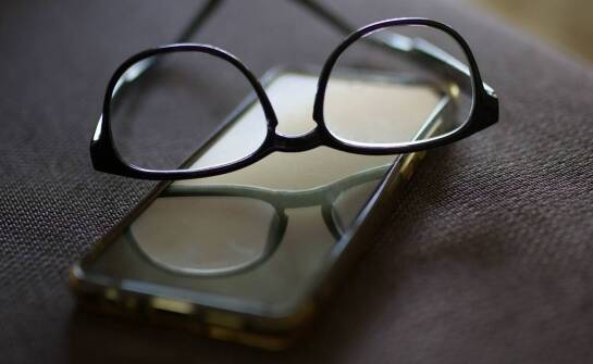 Wpływ antyrefleksyjnej powłoki na jakość widzenia w różnych warunkach oświetleniowych