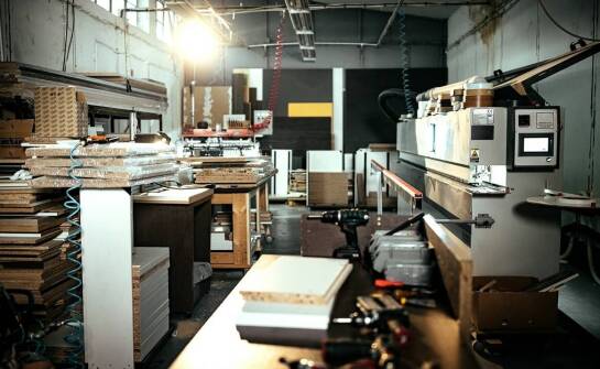 Dlaczego warto zainwestować w używaną grubościówkę heblarkę w stolarni?