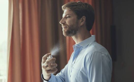 Jakie są korzyści z użycia benzokainy w sprayu do gardła?