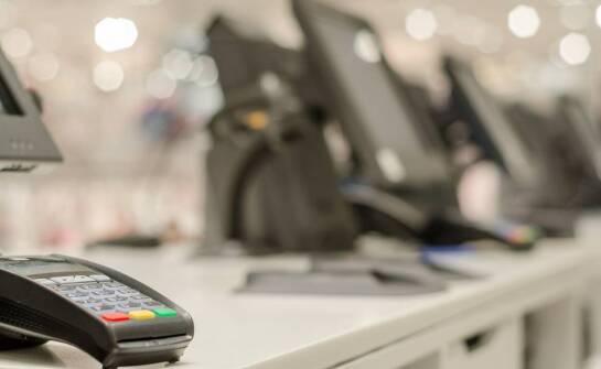 Wpływ dodatkowych funkcji na cenę kas fiskalnych – co warto wybrać?