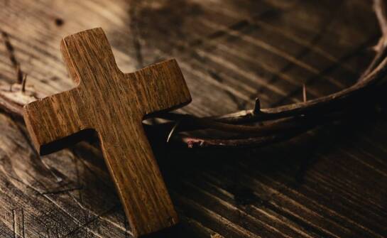 Elegancja i znaczenie złotego różańca w nowoczesnej biżuterii.