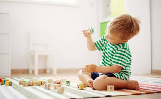 Rola edukacyjnych kostek w rozwoju dzieci w wieku przedszkolnym