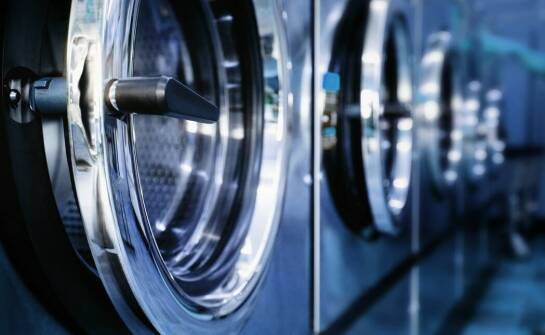 Jak osuszacz powietrza adsorpcyjny wpływa na efektywność energetyczną pralni?