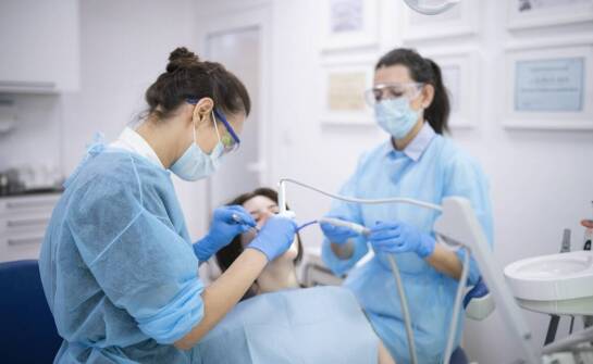 Usuwanie zębów a inne stomatologiczne zabiegi – jak je łączyć?