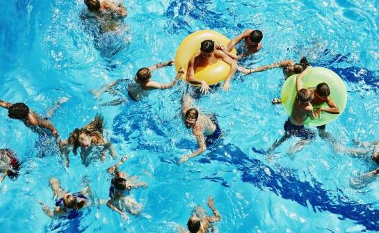 Nauka pływania dla dorosłych – jakie techniki pomagają w szybszym opanowaniu tej umiejętności?