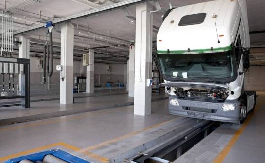 Serwis ciężarowych aut: znaczenie regularnych diagnostycznych przeglądów