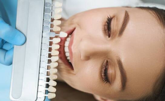 Jak wybrać odpowiednią metodę wybielania zębów, biorąc pod uwagę indywidualne potrzeby pacjenta?