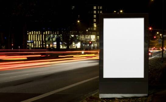 Efektywność reklamowych tablic w porównaniu z innymi formami reklamy