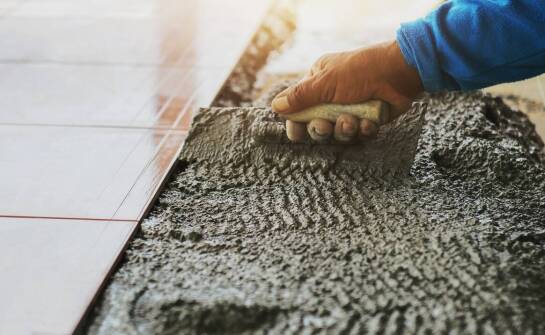 Jak zacieranie cementem betonu wpływa na odporność powierzchni?