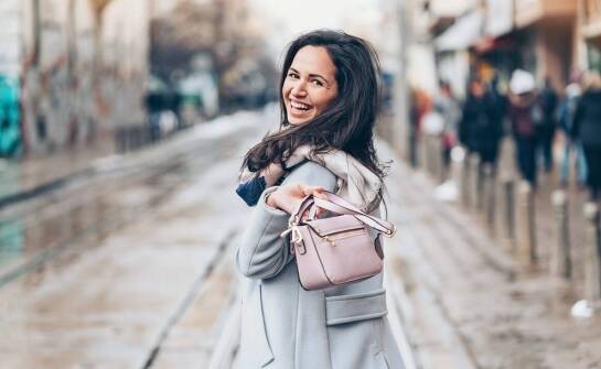 Wiosenne stylizacje z beżowym płaszczykiem – inspiracje dla każdej kobiety.