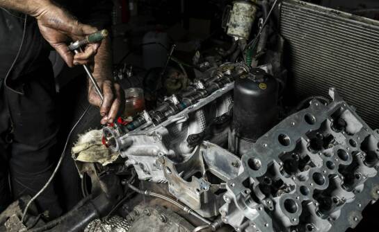 Demontaż osobowych samochodów – kluczowe etapy procesu