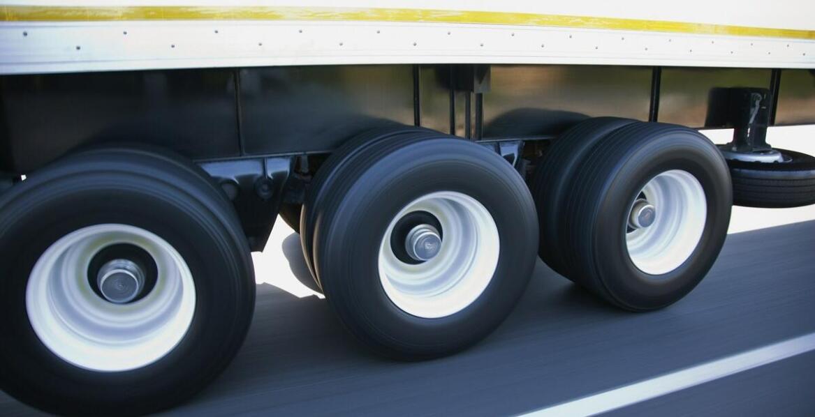 Jak wybór kółka podporowego wpływa na stabilność przyczepki w kategorii B?