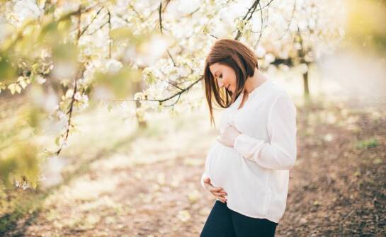 Jak wykorzystać otoczenie w sesji z dzieckiem ciążowej, by podkreślić emocje?