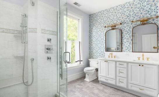 Styl retro w łazience: ścienne mydelniczki jako kluczowy akcent