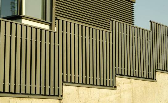 Ekologiczne aspekty parapetów zewnętrznych aluminiowych na wymiar