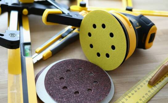 Dlaczego warto inwestować w wynajem kątowej szlifierki z regulacją obrotów?