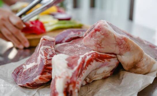 Kluczowe aspekty bezpieczeństwa podawania surowego mięsa drobiowego kotom