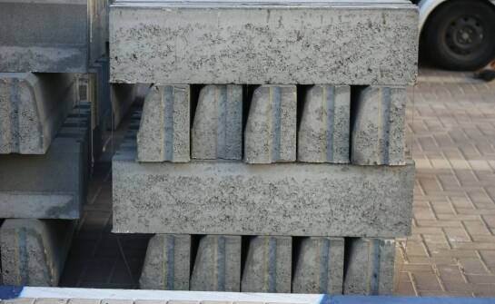 Korzyści z wdrożenia betonowych separatorów drogowych w projektach budowlanych