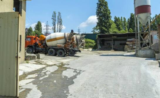 Jakie są korzyści z wynajmu pojemników do betonu dla firm budowlanych?