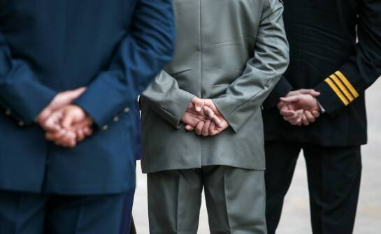 Jak nowoczesne materiały wpływają na trwałość i komfort mundurów?