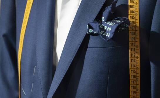 Jakie są najważniejsze estetyczne cechy mundurów galowych?