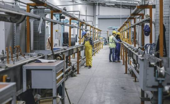 Przemysłowe klimatyzery a komfort pracy w zakładach produkcyjnych – dlaczego warto inwestować?